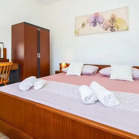 Two-bedroom Holiday In * Sumartin